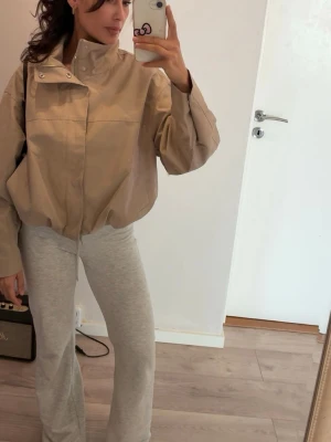 Beige High Neck Short jacket Gina Tricot - Slutsåld! 