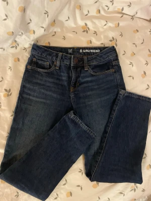 Blå girlfriend jeans från GAP Barn st 132/137 8år - Snygga blå girlfriend jeans från GAP Kids i klassisk femficksmodell. Jeansen har normalhög midja, raka ben och är gjorda i slitstark denim. Perfekta för en avslappnad och trendig look.