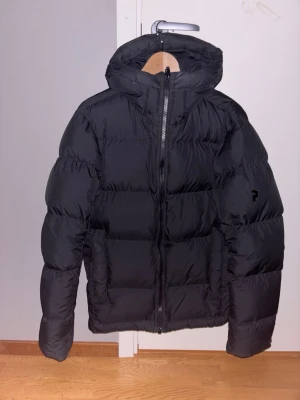 Peak Performance jacka - En Peak Performance jacka i storlek M. I jättebra skick! Hör av er vid frågor eller om ni vill ha fler bilder! Skickar snabbt ✅
