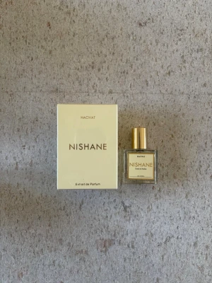 Nishane parfym - Helt ny parfym från Nishane i doften ”Hacivat” 15 ml. Oöppnad förpackning (parfymen bredvid är en exakt likadan som jag har sen innan). Nypris ca 1000kr. 