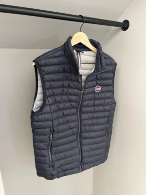 Colmar väst - Tjabba! Säljer denna tvärfeta Colmar västen pågrund av att jag fick en ny i födelsedagspresent. Storlek 50. Skicket på denna är riktigt bra och har inga defekter. Skriv vid frågor eller funderingar❗️