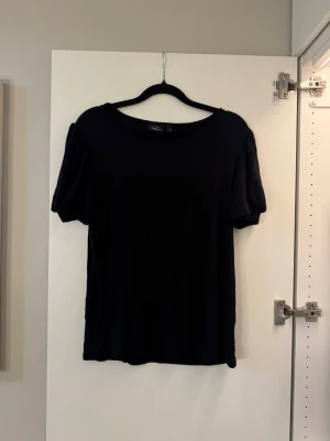 Svart finstickad t-shirt med små puffärmar🩵 - En finstickad t-shirt med små puffärmar från Kappahl. Tillverkad i mjuk och skönt material. Perfekt basplagg att matcha med allt i garderoben.💗💗