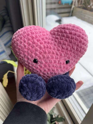 Virkat jellycat-hjärta - Virkat Jellycat hjärta i ljusrosa med mörkblå små fötter. Älskar hur dessa färgerna blev tillsammans🎀🩷