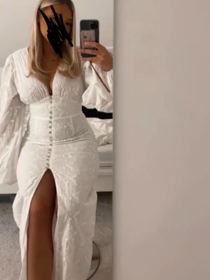 Adoore Positano  - Intressekoll på min adoore klänning, använd 2 ggr 🏹