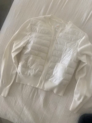 Vit cardiganjacka - Vit cardiganjacka,perfekt för vårvädret. Från Gina Tricot, storlek 170. Använd endast en gång, i mycket bra skick