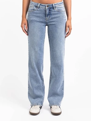 Ljusblå raka jeans från Madlady med låg midja, stl 36/tall - Säljer ett par ljusblå jeans (Dina02 low) med rak passform och låg midja. Stl 36 i midja och ”tall” i längd (passar de dom är ca 170-177). Jeansen har klassiska fem fickor, bälteshällor och stängs med knapp och dragkedja. Materialet är denim i bomull och de har en avslappnad vibe som passar till sneakers.