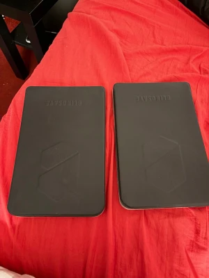 Svarta knäskydd från Blindsave  - Aldrig använda, lösa paddings från Blindsave som du enkelt kan byta till på dina knäskydd. Mix-vadderingen är en blandning av Hard och Soft padding.