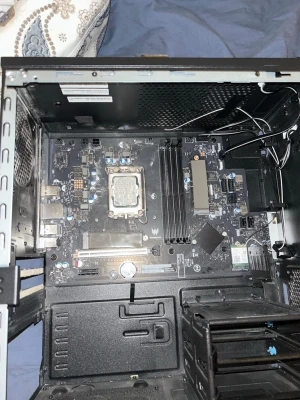 i7-13700F + moderkort (Acer predator) - Säljer CPU och moderkort från Acer Predator Orion 3000.  Funger som det ska men hade temperaturproblem, säljs därför i befintligt skick utan garanti.  M.2-skruven är skadad (påverkar ej funktion, kan enkelt ersättas).  Om ni har mer frågor om det så kan ni helt enkelt Skriva till mig.  💰 Pris: 2800 kr (kan diskuteras)