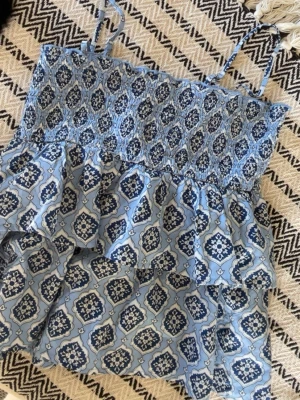 Blått volang linne - Blått linne storlek 146/152 men passar xs!