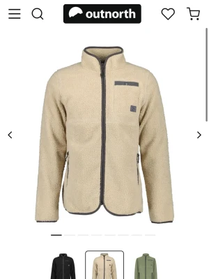 Beige teddyjacka från Didrikson - Mysig beige teddyjacka med hel dragkedja och kontrastfärgade detaljer. Jackan har hög krage, bröstficka med dragkedja och två sidofickor med dragkedja. Tillverkad i fluffigt teddy-material. Från didriksons , storlek M, Nypris 1100kr