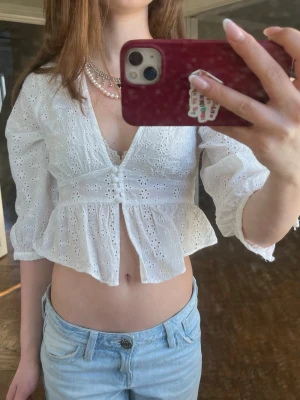 Vit broderad topp - Söt broderad topp från Zara. Använd en gång så i nyskick. Perfekt som söt sommartopp eller festtopp. 