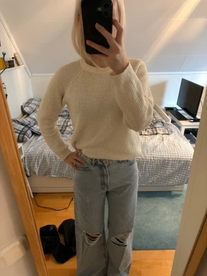 Ljusa vida jeans med slitningar - Nypris: 599. Säljer ett par ljusblå jeans med bred passform och stora slitningar vid knäna. Jeansen har hög midja och klassiska bakfickor. Perfekta för en avslappnad och trendig look. Materialet är denim i bomull.