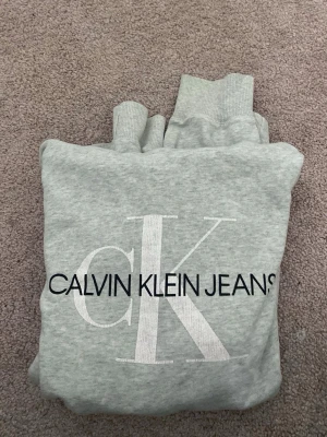 Calvin Klein hoddie  - Ljusgrå hoddie ifrån Calvin Klein. Har knappast använt och är i mycket bra skick❣️