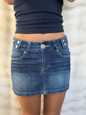 Jeanskjol  - Väldigt snygg lågmidjad jeanskjol i mörkblå med knappar