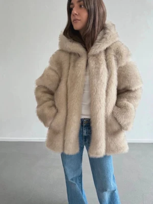 Meotine Casey pälsjacka Beige  - Meotine Casey pälsjacka i färgen beige. Aldrig använd. Storlek Small/36. Nypris: 5000kr 