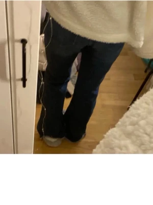 Mörkblå bootcut jeans - Säljer ett par mörkblå jeans från Mango med bootcut-ben😇 skriv om du har frågor💞