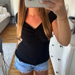 Zara topp  - SÅ fin topp från zara! Nästan aldrig använd 🤍 svarar på alla frågor & prisförslag ⭐️