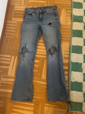 Jeans - Storlek och mörke syns ej länge på byxorna men de är från kappahl och är storlek S. Säljer för att jag ej använder de längre, använts ca 2 ggr, pris kan diskuteras💕
