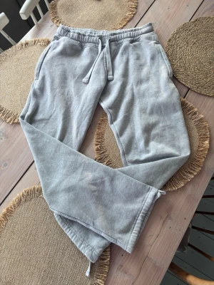 Byxor ifrån Russemerch - Tja! Säljer nu mina flitigt använda russemerchbyxor (russedress). Byxorna är flitigt använda, och har ett par defekter som syns på bilderna. Byxorna har dock mycket att ge ännu! Skick: 7.0-7.5/10. Storlek: M. Pris: 200sek. Obs. Jag säljer även hela sättet för endast 450sek om ni är intresserade. i och med att ziphoodien är i mycket bättre skick är priset 450 för det.