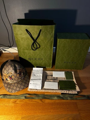 Gucci keps tiger - Äkta Gucci keps. Allt följer med på köpet - kvitto, låda, tillbehör osv. Pris kan diskuteras vid snabb affär