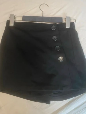 Svart kjol med inbyggda shorts  - Jättefin svart kjol som är bra för sommaren💕Inga skador eller liknande💕🤗ny utan prislapp‼️