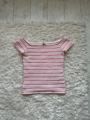 Rosa topp - Söt off shoulder topp från Nelly i storlek xss
