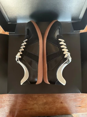 Svarta GATS I 45 I Mycket bra skick - Snygga svarta gats i storlek 45. De har beigea snören och är i nästan nyskick. De är non-brand. Hör av dig vid frågor eller prisförslag!