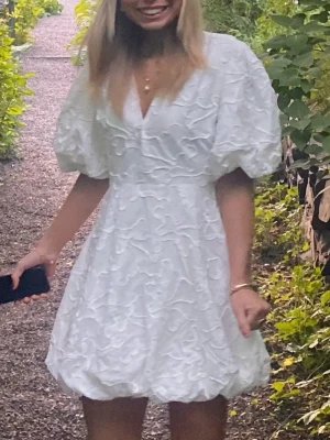 Student klänning  - Säljer nu min underbara studentklänning. Den har puffärm och broderi. Säljer endast för bra pris! ❤️