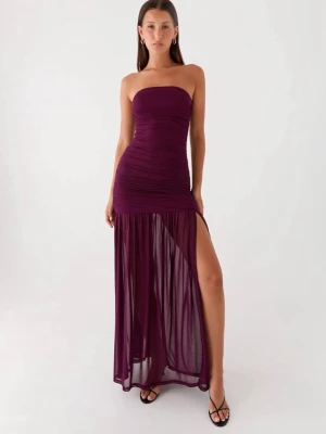 Maxi dress från peppermayo - Säljer en vinröd axelbandslös långklänning från peppermayo med transparent nederdel och hög slits. Klänningen har en tight passform upptill och är gjord i ett stretchigt, tunt material som ger en snygg siluett. Perfekt för dig som vill sticka ut med en elegant look.