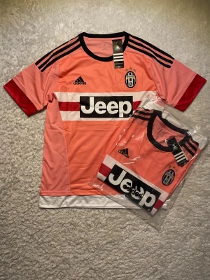 Helt ny Juventus tröja  - Helt ny Juventus tröja i bästa kvalité. Storlek XL. Perfekt för vardagen eller träning. Priset kan diskuteras, skickas inom 1 dag 👍