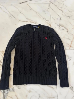 Ralph Lauren tröja  - Kabelstickad tröja från ralph lauren, helt ny, storlek S passar även xs. Kan mötas i skåne…