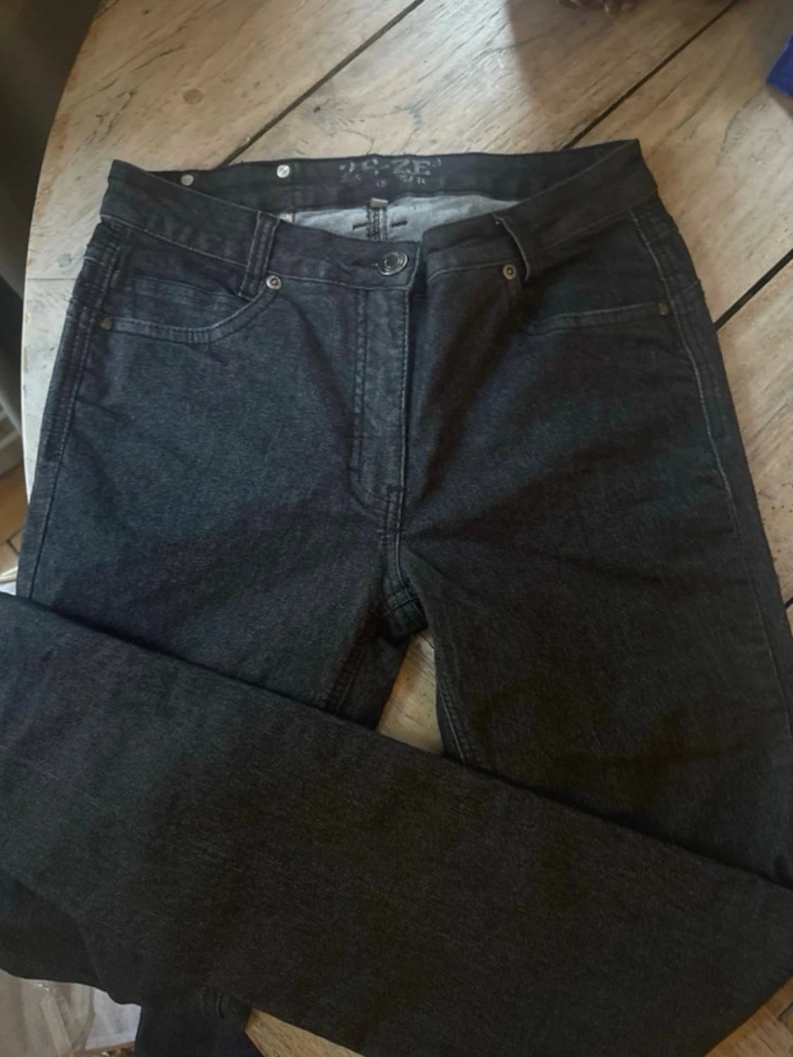 Svarta raka jeans med fem fickor
