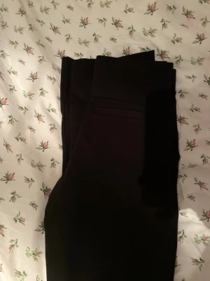 Kostymbyxor från ginatricot - Storlek S Aldrig använda helt i nyskick! Jättefin passform och superenkla att styla, passar till både vardag och finare tillfällen