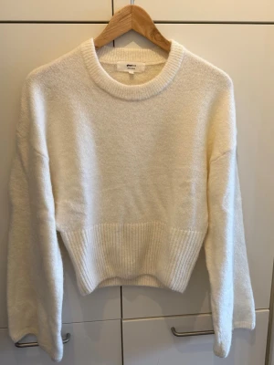 Vit stickad tröja från Gina Tricot - Vit stickad tröja från Gina Tricot i ull- och alpackablandning med vida ärmar