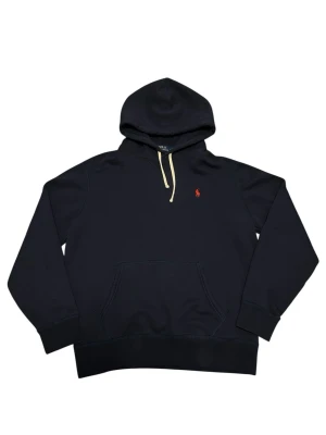 Blå  hoodie från Polo Ralph Lauren - 📍Storlek:M  💪🏽Skick:Mycket bra   📐Mått:Längd:59cm:Bred:51:cm:  📎Material:60%Bomull:40%Polyester  📦Skickar alltid inom 48h  ✅Äkthetsgaranti 