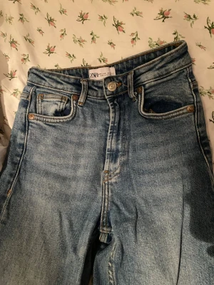 Blå raka jeans från Zara - Jeans med slits Endast använda 1 gång, jättefint skick! sitter superfint och passar till allt <3  Strl 32/xxs