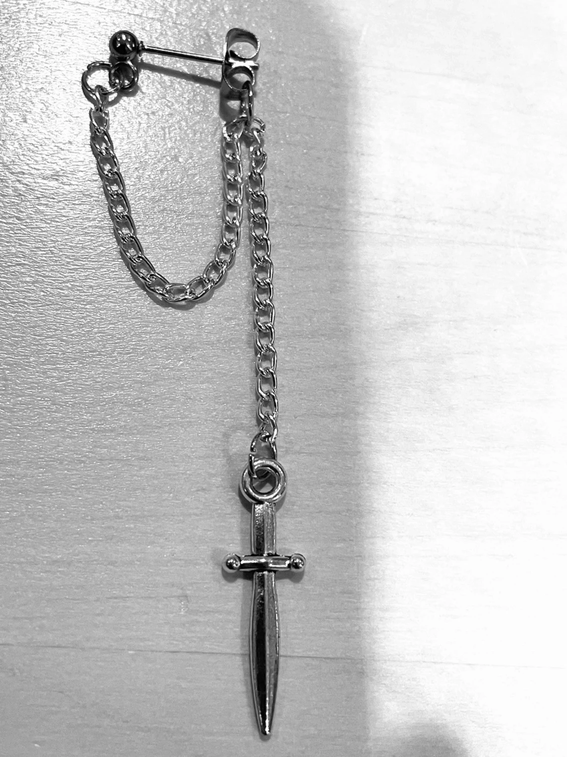 By prisförslag- 1 st Silvrigt örhänge med svärdhänge