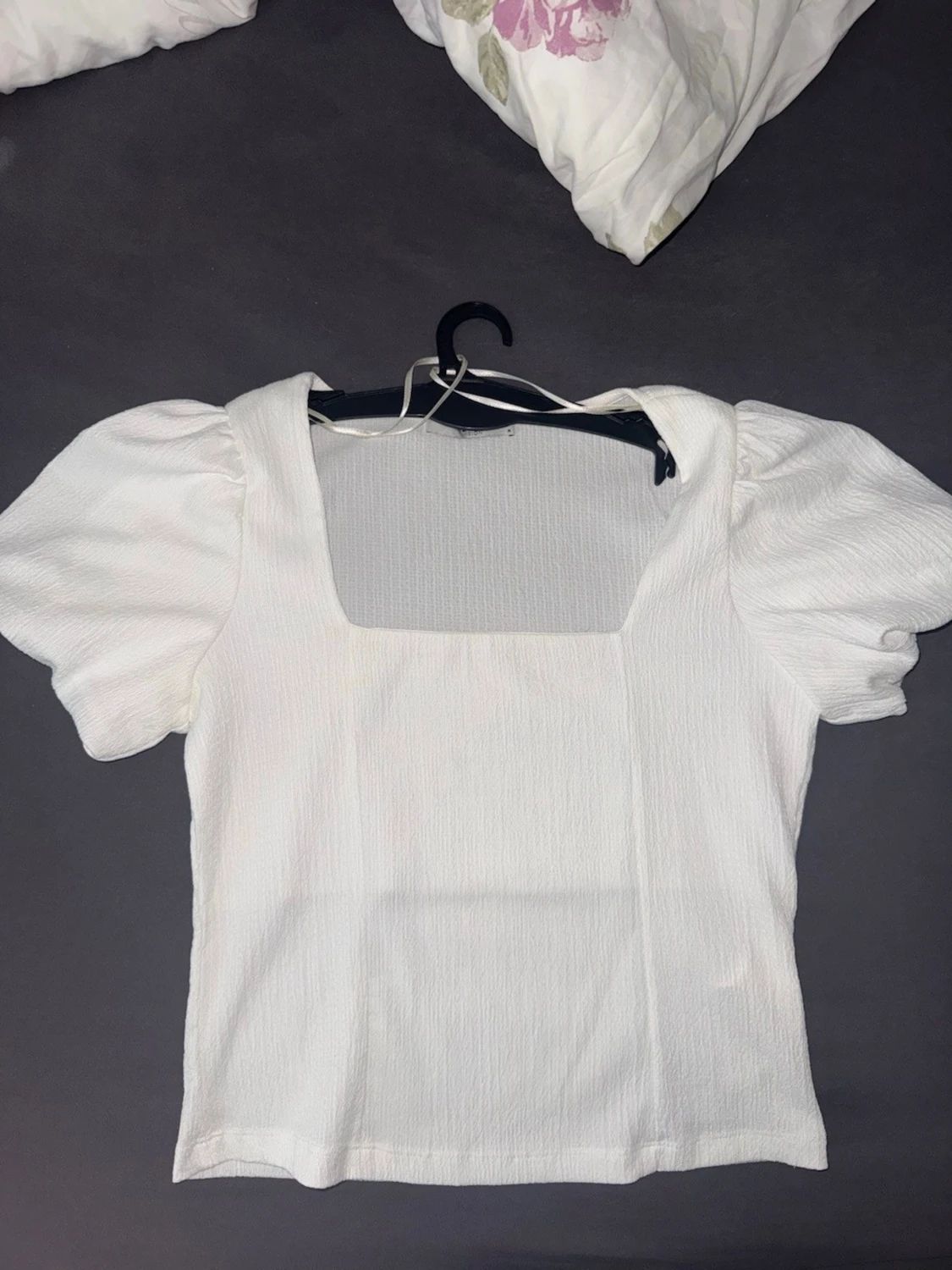 Vit puffärmad topp med fyrkantig ringning