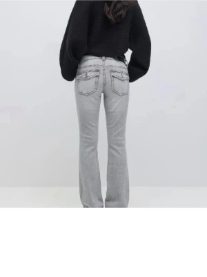 Grå Lågmidjade bootcut jeans - Snygga grå Lågmidjade  jeans med bootcut passform och tydliga kontrastsömmar. Jeansen är i storlek 36, passar XS-S. Jätte sköna och snygga! De kommer från Gina Tricot 