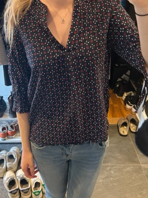 Blus  - Jättesöt mörkblå blus med röda och vita detaljer. Köpt på MQ för länge sen, använd några gånger men finns inga defekter. Finns en knytning på var ärm, se bild 3. Kom privat för frågor/bilder ❤️