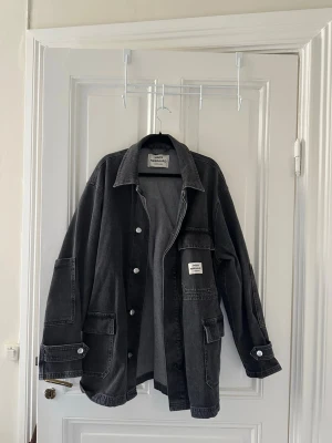 Supercool svart jeansjacka - Oversized jeansjacka med coola detaljer