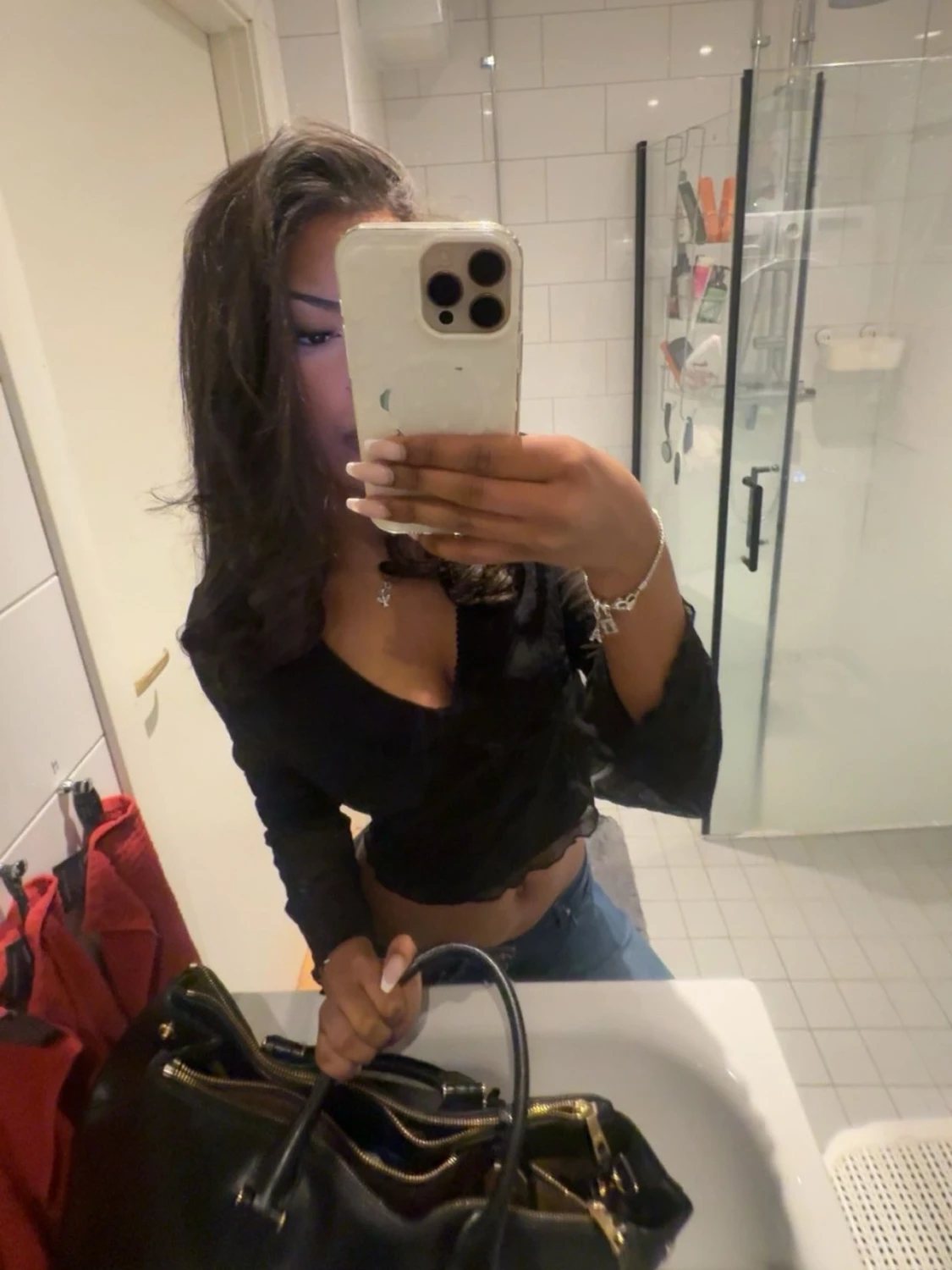 Svart topp med v-ringning - 1