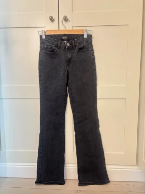 Svarta bootcut low waist jeans från ONLY - Snygga svarta bootcut jeans från ONLY med låg midja