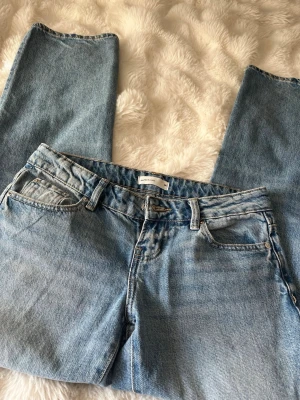 Ljusblå raka jeans - Säljer ett par ljusblå raka/baggy jeans från Gina tricot. de är helt oanvända och köpa för några månader sedan. skriv om ni har frågor💘