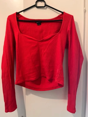 Tröja strl S  - Röd tröja strl S från Monki. Helt ny, aldrig använd. Material: bomull och elastan. 