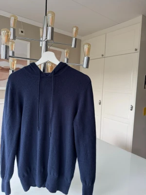 Soft Goat Hoodie - Tja, säljer nu min kashmir hoodie från soft goat. Inget slitage eller defekter förutom att lappen i nacken är påsydd från att ena hörnet släppt. Skriv för frågor och funderingar 👍🏼