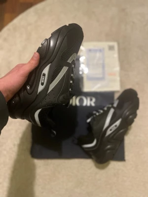 B22 sneakers  - Säljer svarta B22 sneakers, låda kommer ej med skorna