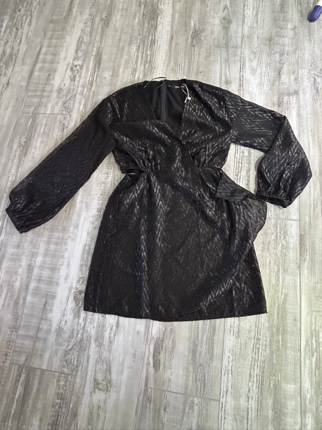 Svart omlottklänning med mönster från Mango