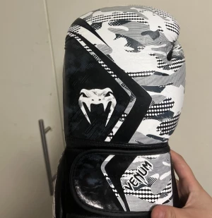 VENUM boxningshandskar - VENUM boxningshandskar i nyskick Storlek 14 oz, (unisex) Pris kan diskuteras vid snabb affär!