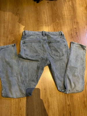 Slim fit jeans från &Denim - Säljer ett par ljusblå slim fit jeans från &Denim. Klassisk femficksmodell med raka ben och normal midja. Tillverkade i denim med snygg tvättad look. Perfekta för en avslappnad och trendig stil.